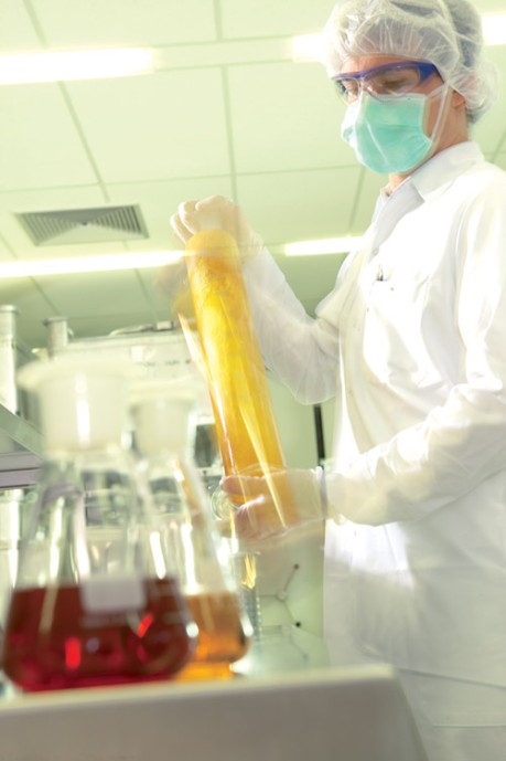 Heel Belgium_Contract Manufacturing - Skilled staff producing medicines